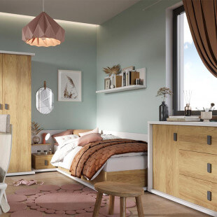 Chambre complète de la collection MASSI avec lit, commode, étagère, table de chevet et armoire.